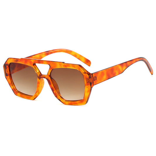 Sommerliche Sonnenbrille mit großem Leopardenmuster