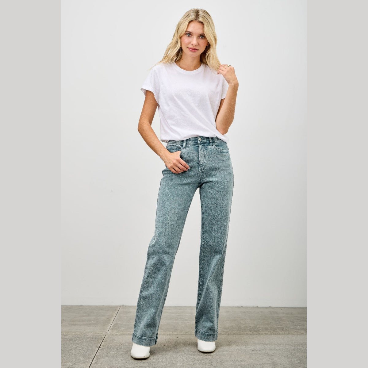 High-Rise Slim Wide-Leg Jeans in blue, full outfit on a model