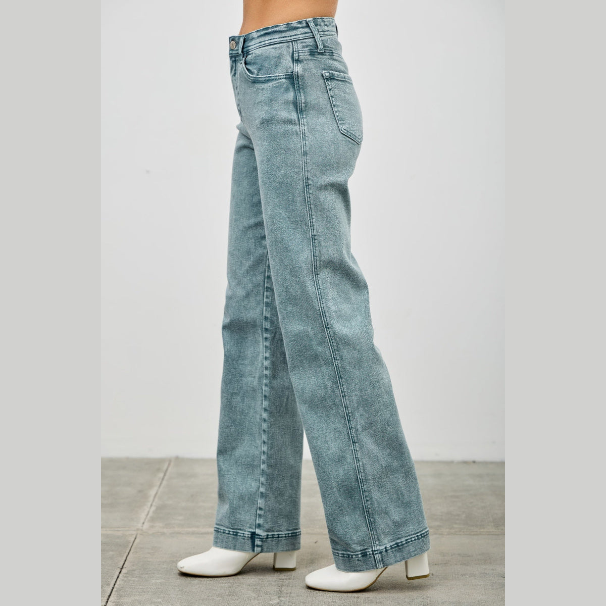 High-Rise Slim Wide-Leg Jeans in blue, side view on a model