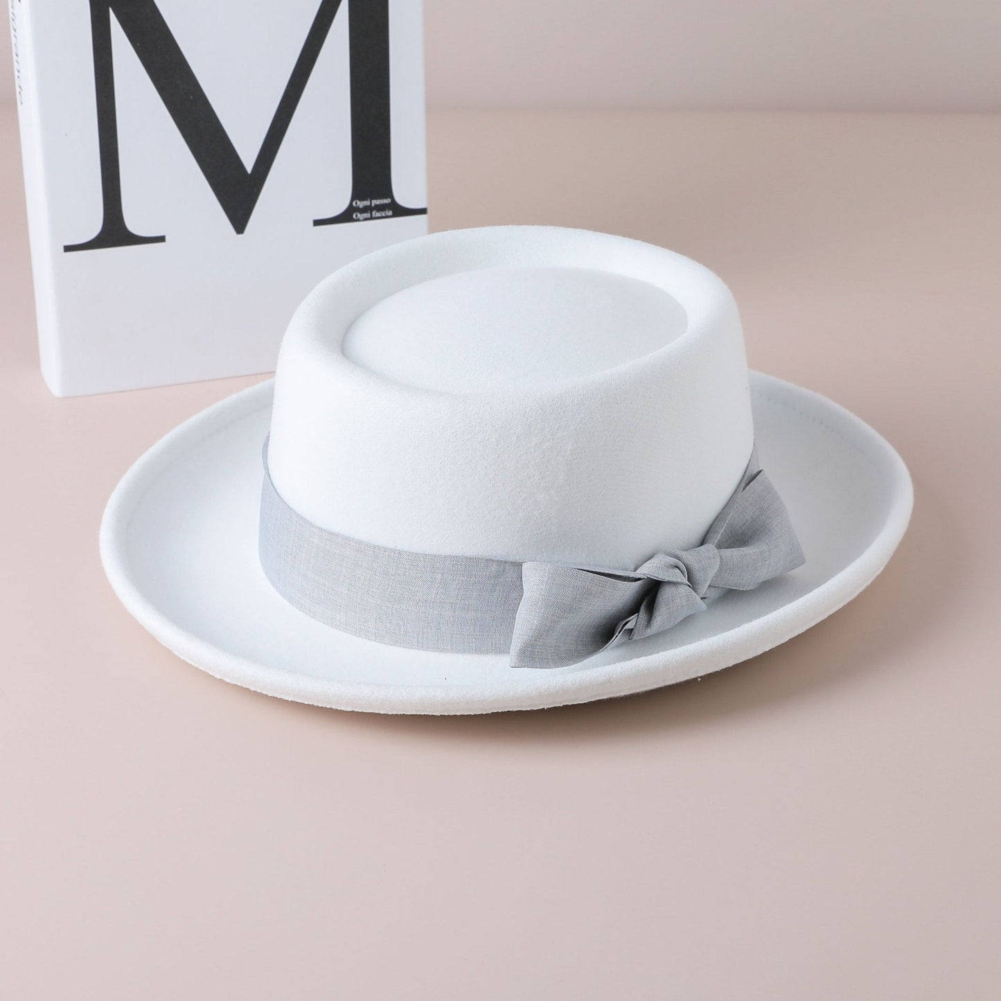 Vintage Bow British Wild Leisure Fashion – Minimal Elegance | The Simple Co – Practical cottage, minimalist style, quiet luxury aesthetic, modern essential – The Simple Co.