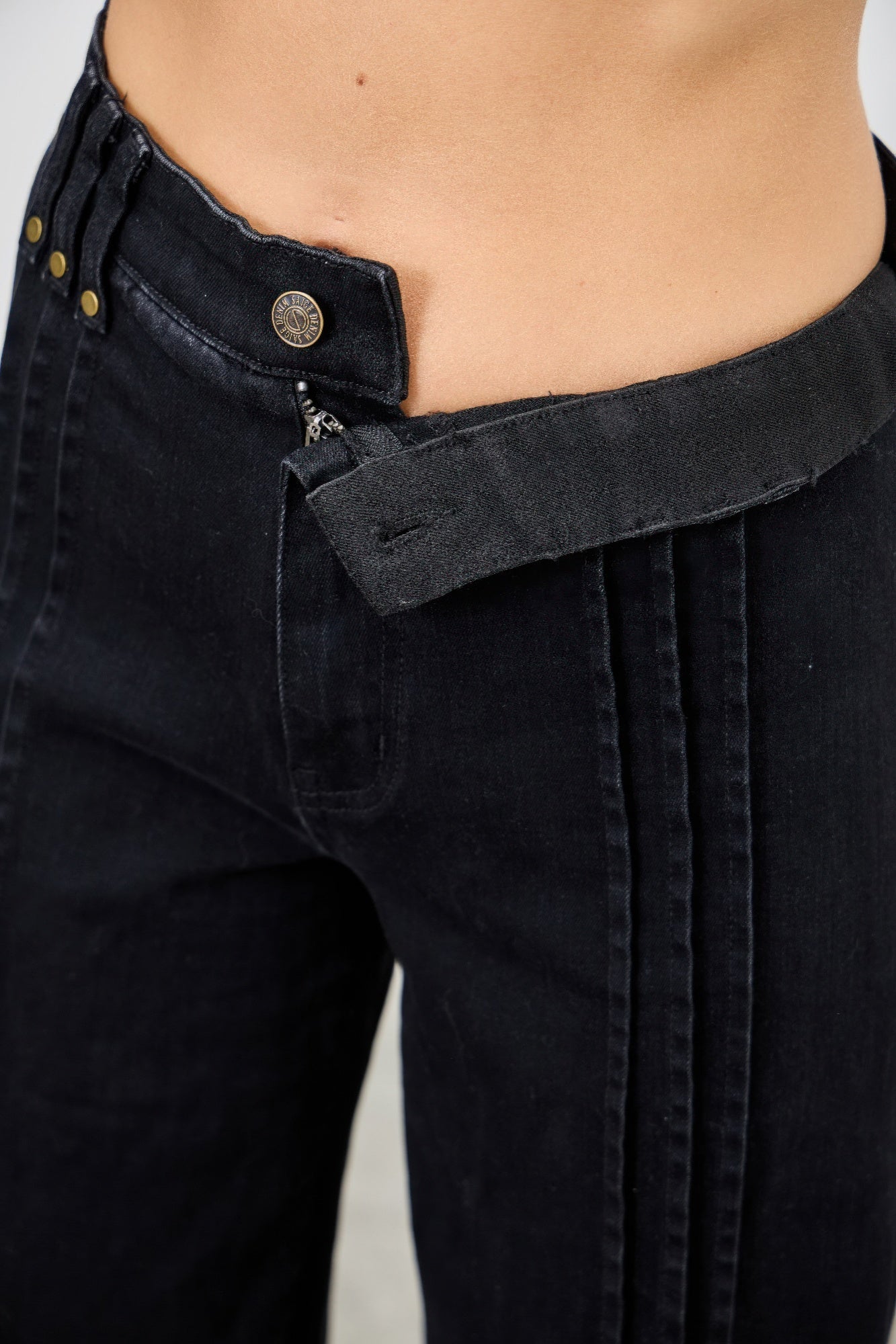 High-Rise Front-Seam Straight-Leg Jeans – Jeans, minimalist style, quiet luxury aesthetic, modern essential – The Simple Co.
