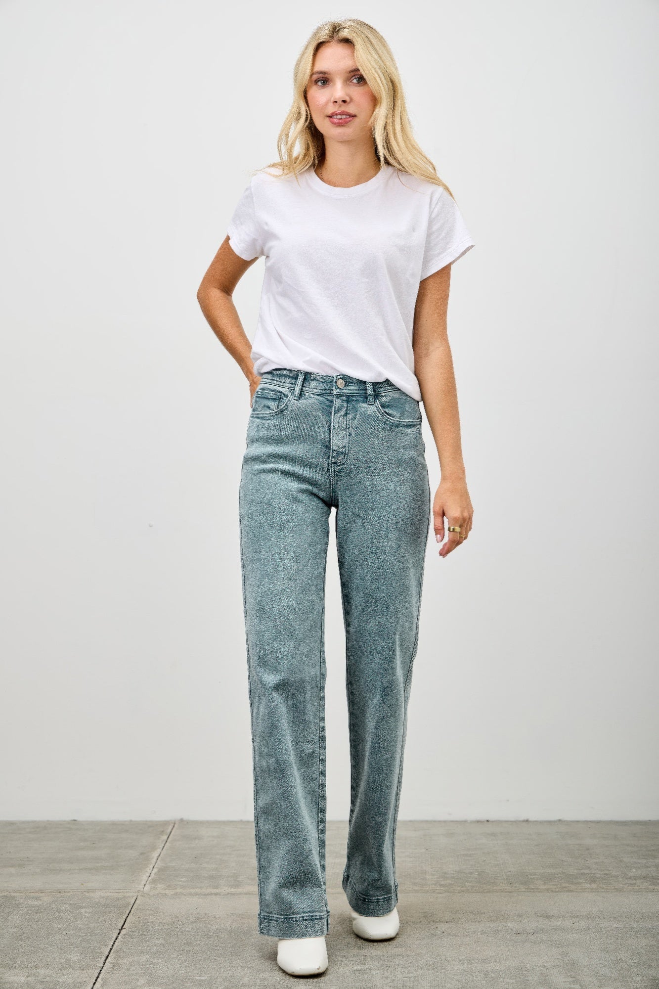 High-Rise Slim Wide-Leg Jeans – Jeans, minimalist style, quiet luxury aesthetic, modern essential – The Simple Co.