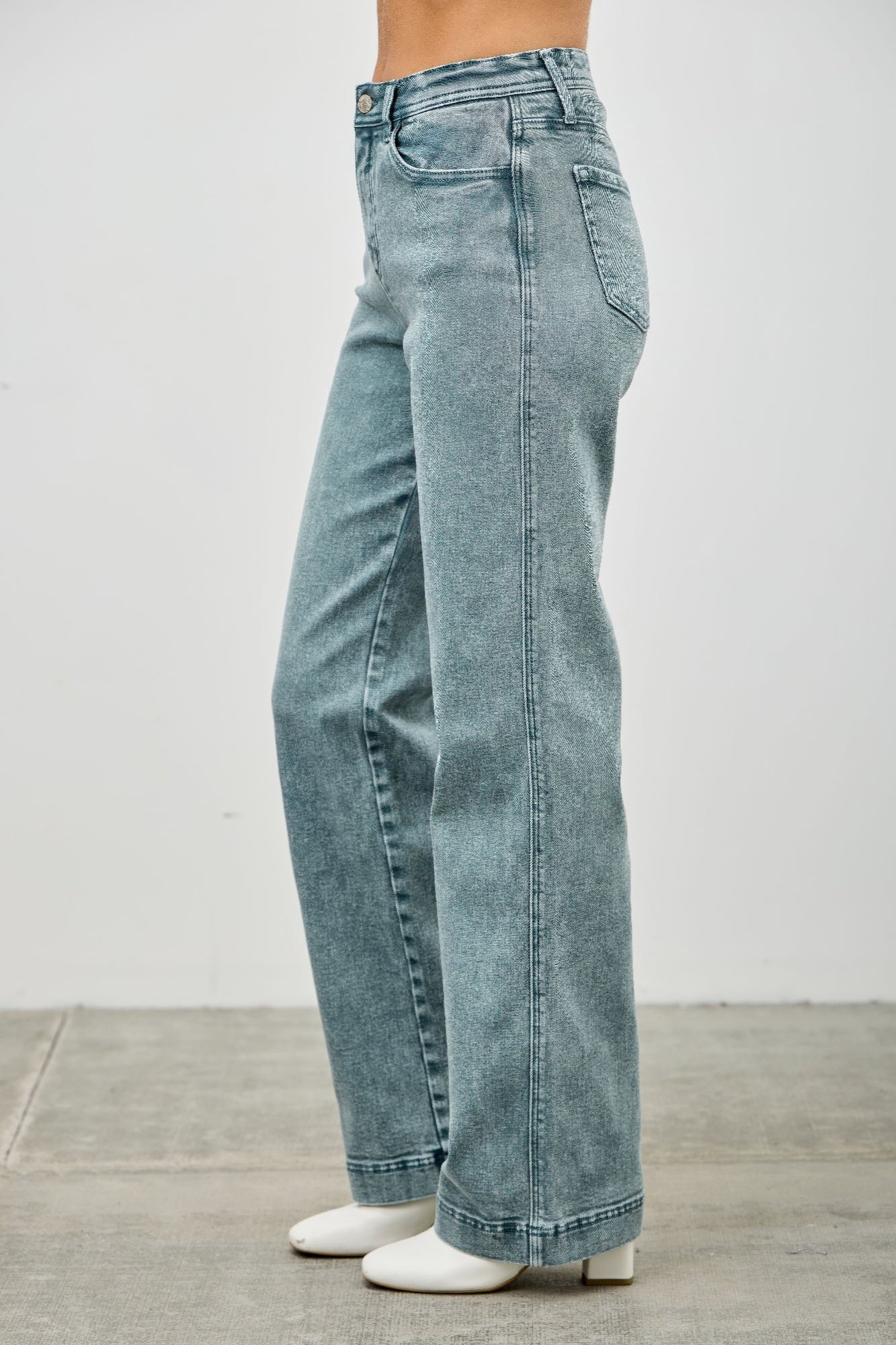 High-Rise Slim Wide-Leg Jeans – Jeans, minimalist style, quiet luxury aesthetic, modern essential – The Simple Co.