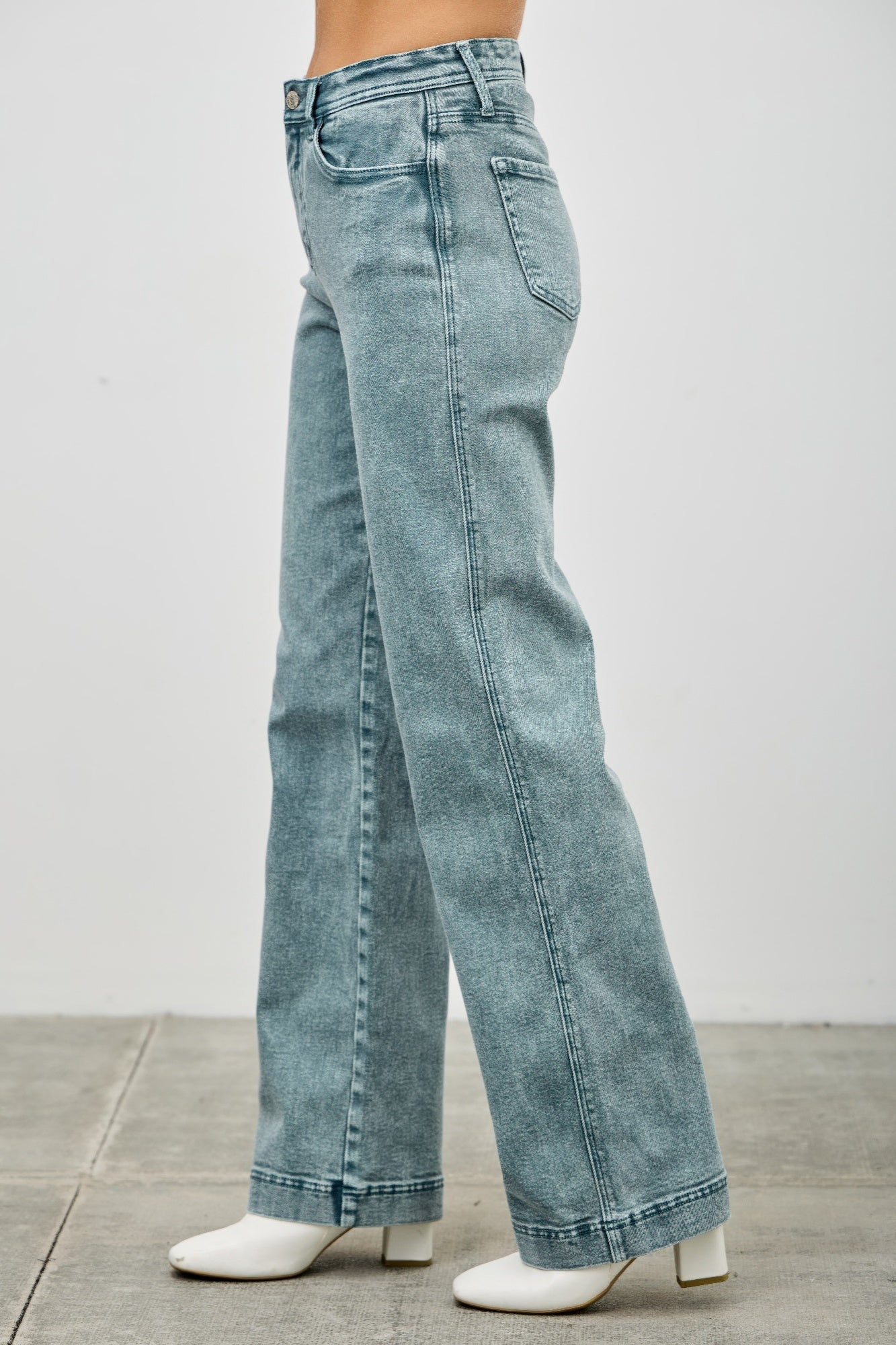 High-Rise Slim Wide-Leg Jeans – Jeans, minimalist style, quiet luxury aesthetic, modern essential – The Simple Co.