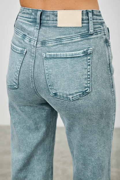High-Rise Slim Wide-Leg Jeans – Jeans, minimalist style, quiet luxury aesthetic, modern essential – The Simple Co.