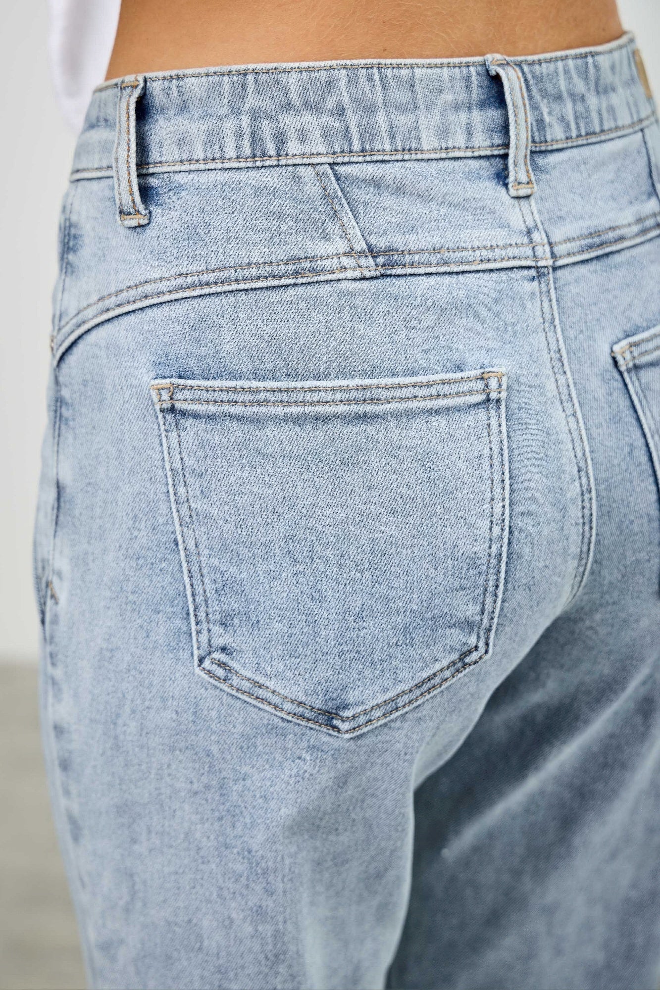Mid-Rise Piped Straight-Leg Jeans – Jeans, minimalist style, quiet luxury aesthetic, modern essential – The Simple Co.