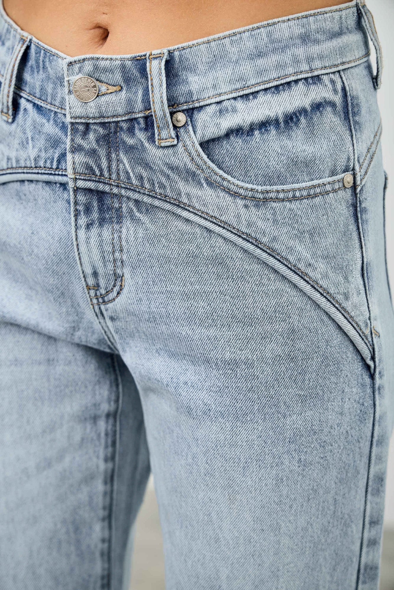 Mid-Rise Piped Straight-Leg Jeans – Jeans, minimalist style, quiet luxury aesthetic, modern essential – The Simple Co.