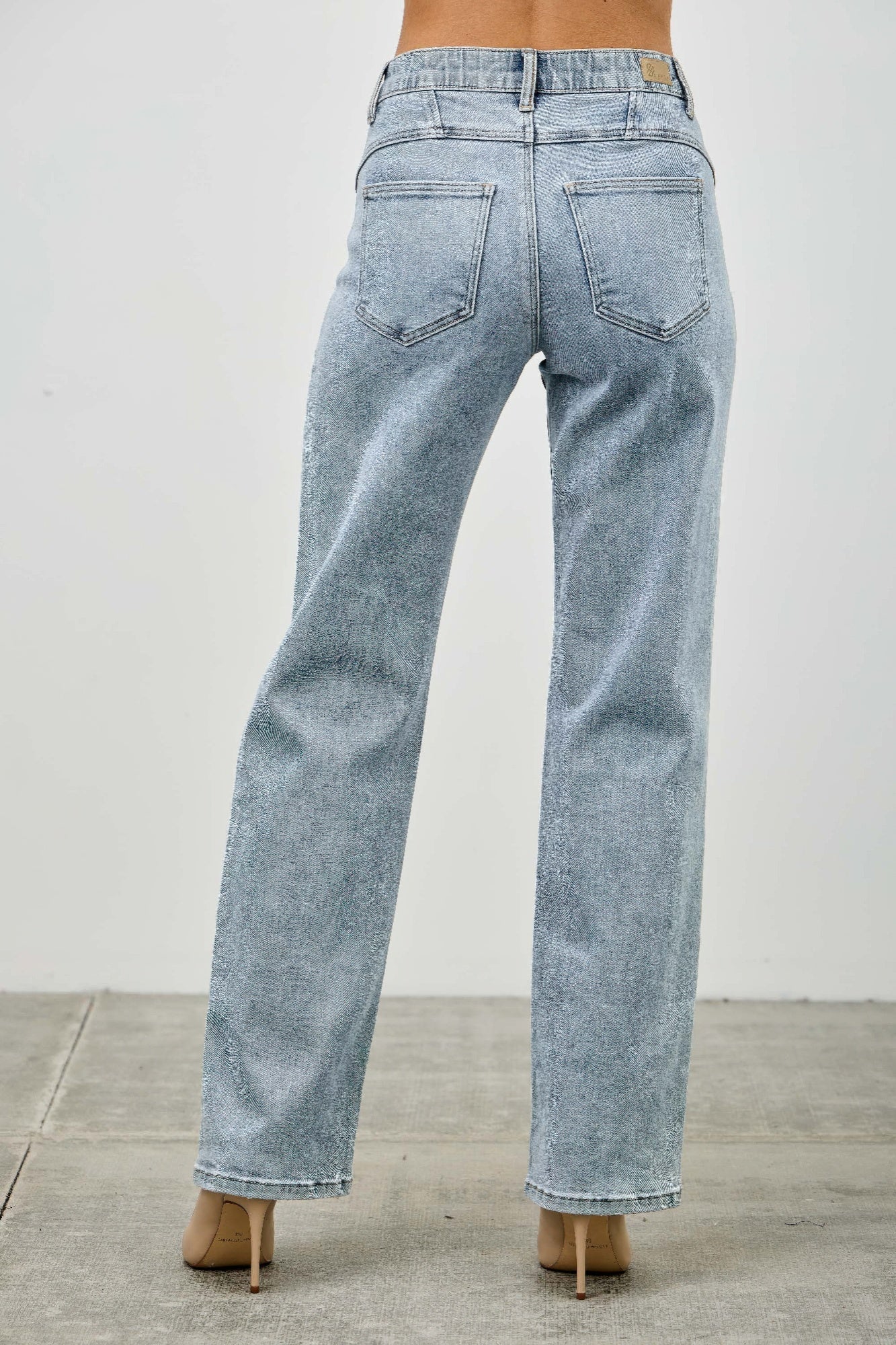 Mid-Rise Piped Straight-Leg Jeans – Jeans, minimalist style, quiet luxury aesthetic, modern essential – The Simple Co.
