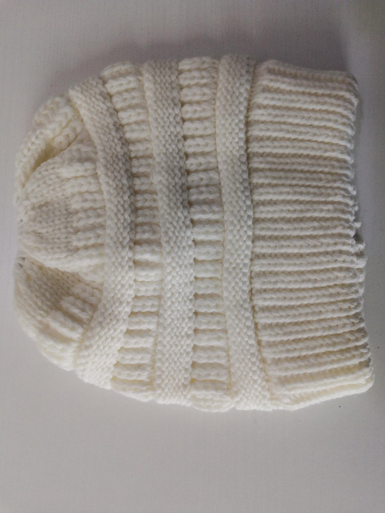 Minimal Ponytail Beanie – Minimal Elegance | The Simple Co – Practical cottage, minimalist style, quiet luxury aesthetic, modern essential – The Simple Co.
