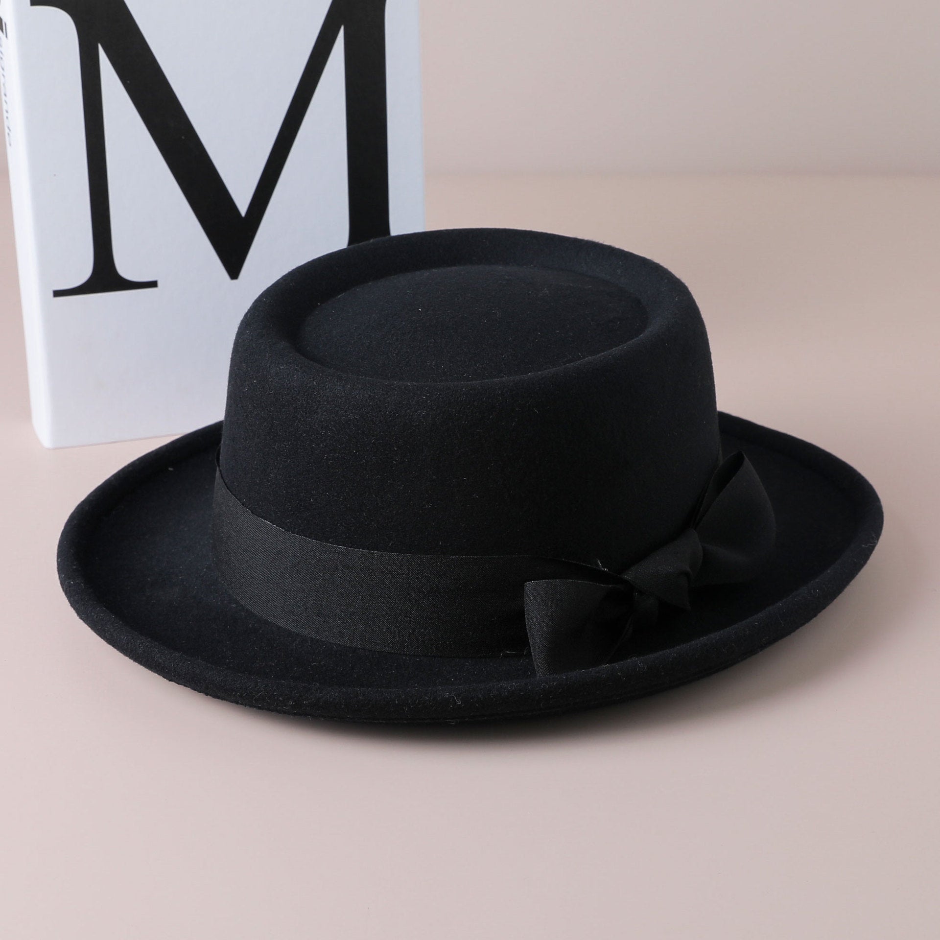 Vintage Bow British Wild Leisure Fashion – Minimal Elegance | The Simple Co – Practical cottage, minimalist style, quiet luxury aesthetic, modern essential – The Simple Co.